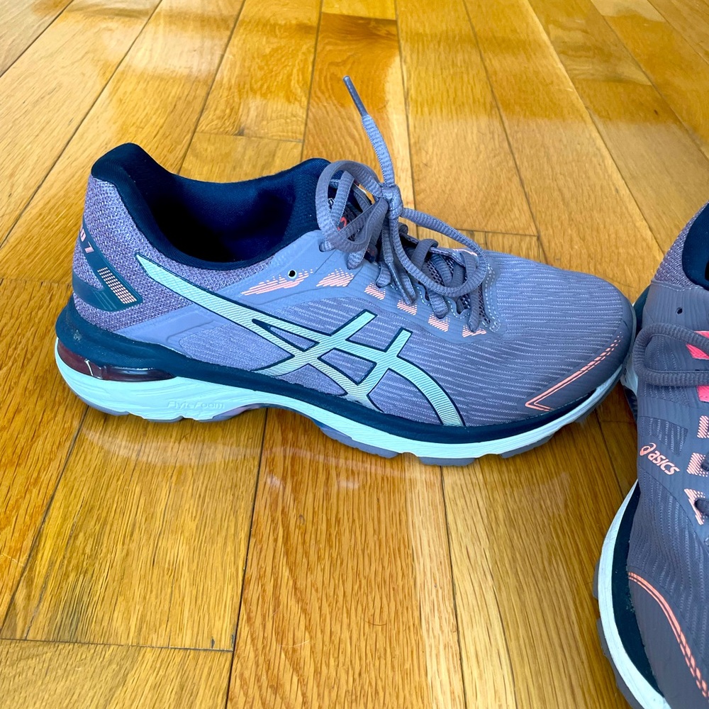 ASICS running shoe. GT-2000 7. Worn once!